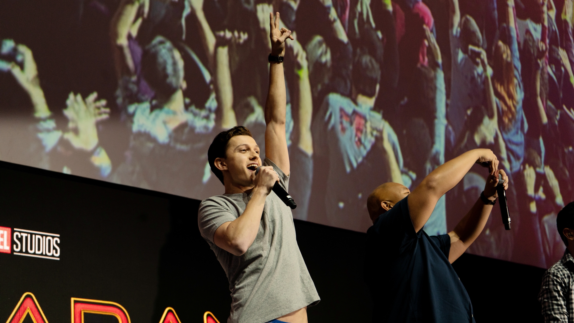 爱游戏体育官网浓眉哥回归赛场，高光表现首场状态亮眼，塞尔维亚队观众沸腾！(周杰伦演唱会的荧光棒控制)