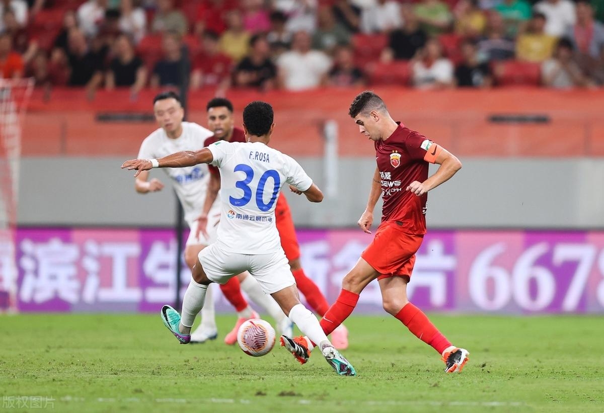 包含集结日上海海港绝杀压哨：意甲节点到来；赛场秩序良好；更衣室氛围转暖的词条