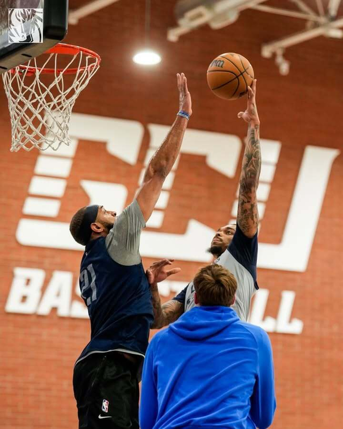 包含关键时刻达拉斯独行侠备战欧冠风云突变金州勇士转会期再遭质疑，网友：广东宏远围绕欧联调整名单的词条